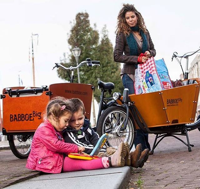 HollandBikes's tweet photo. Ce week-end, l'équipe Holland Bikes vous accueillera au #festivalrouelibre pour vous faire essayer des vélos cargos et triporteurs en famille !
Rendez-vous le 24 et 25 mars à la @citedessciences à Paris ! #velocargo #cargobike #babboe #bakfiets #triport… https://t.co/i2rtGCBTKS https://t.co/Q706YZXpzI