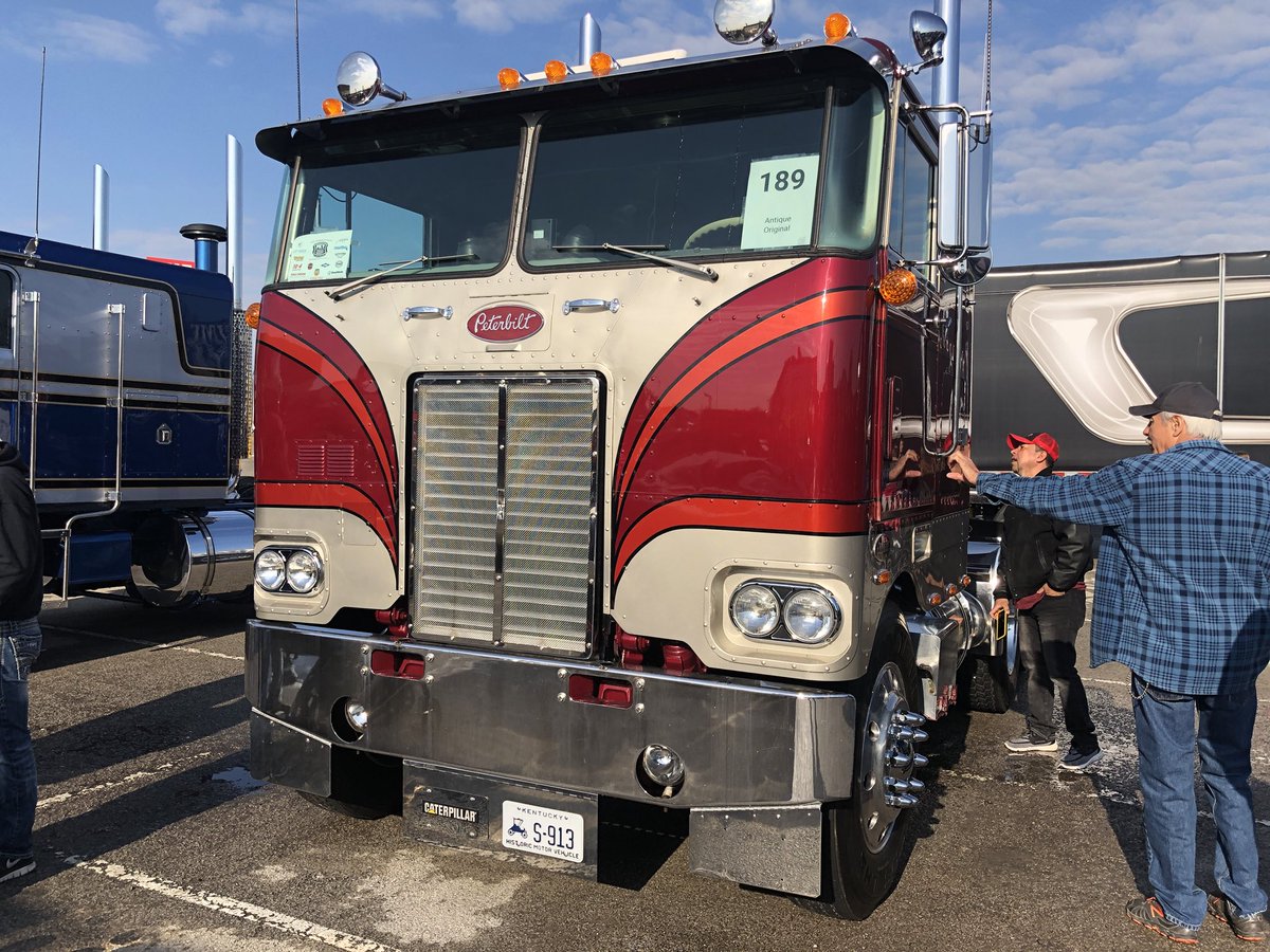 truckersnews's tweet image. There are a lot of sharp looking cabovers here at #MATS2018.