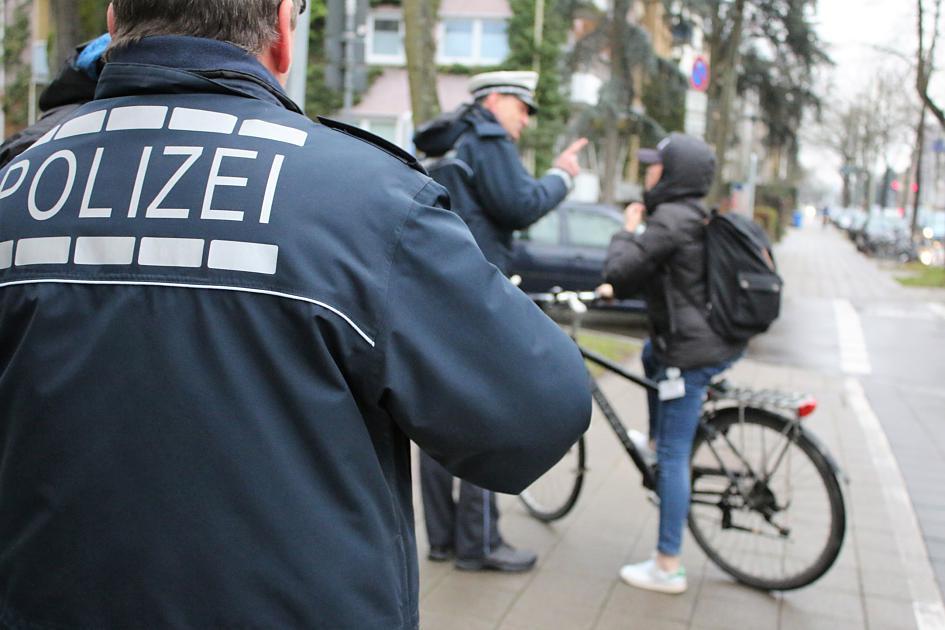 kanews's tweet photo. Eigentlich müssen sie am #Zebrastreifen #absteigen und #schieben, doch das scheint vielen #Radfahrern nicht bewusst zu sein. Deswegen gab's am Morgen in @Karlsruhe eine #Polizeikontrolle, um darüber #aufzuklären.  https://t.co/ExRySfuvIs @Polizei_KA @FahrradClub @Karlsruher https://t.co/hP64iDku27