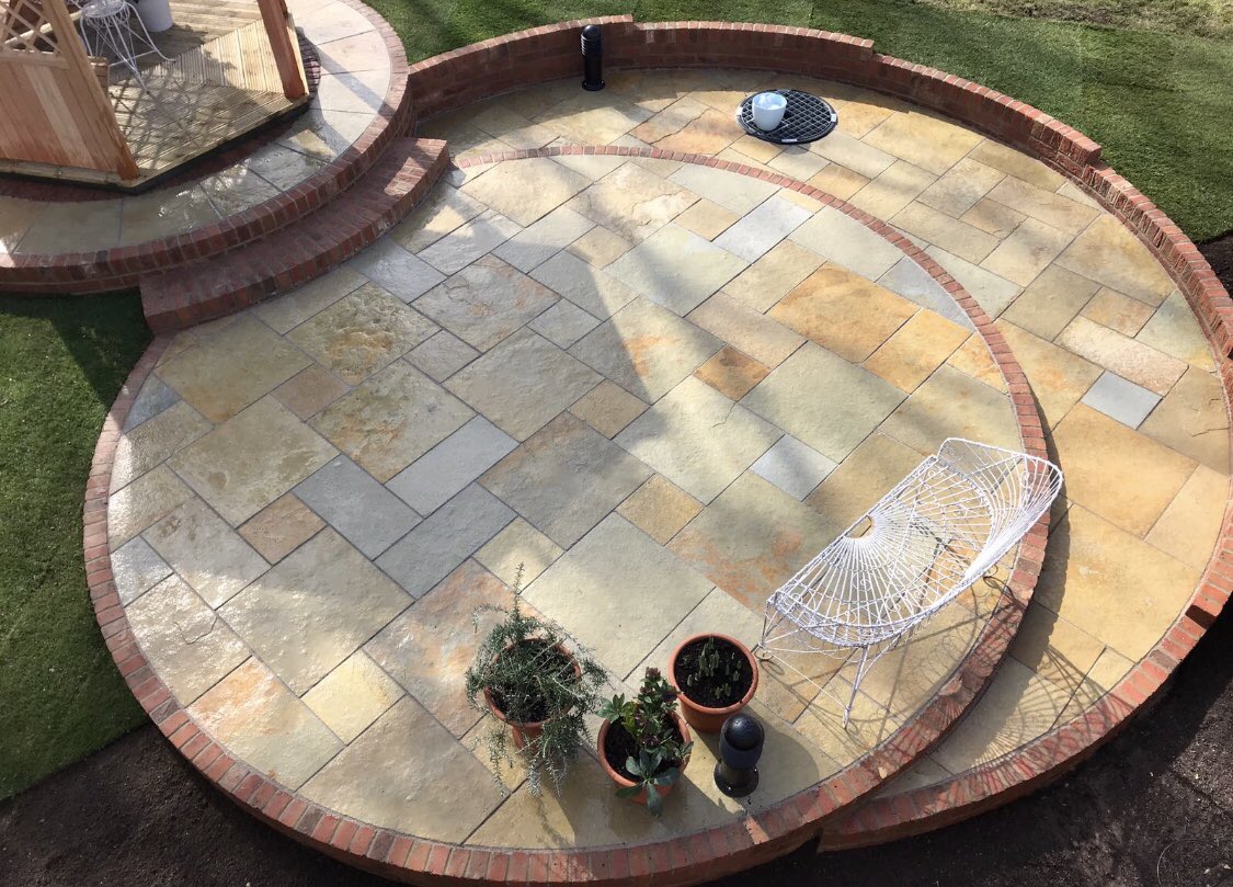 KeystonePaving's tweet image. A look back at a job completed recently.  Really simple but effective design creating a nice point of interest in this garden. @ChandlersBS for the Keswick building brick and @RockUniqueLtd for the limestone #landscaping #limestone #paving #sussex #landscape #keystonepaving