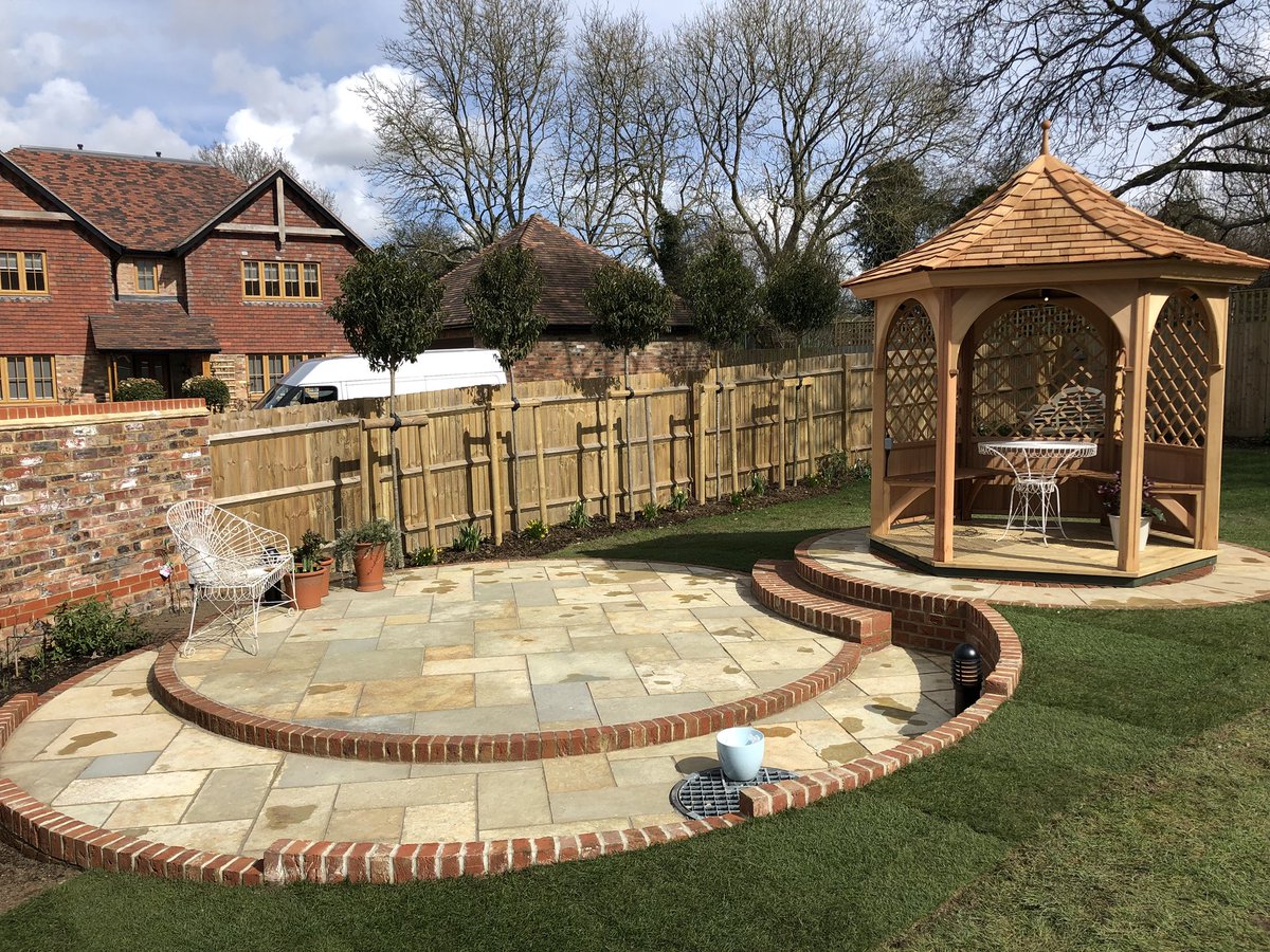 KeystonePaving's tweet image. A look back at a job completed recently.  Really simple but effective design creating a nice point of interest in this garden. @ChandlersBS for the Keswick building brick and @RockUniqueLtd for the limestone #landscaping #limestone #paving #sussex #landscape #keystonepaving