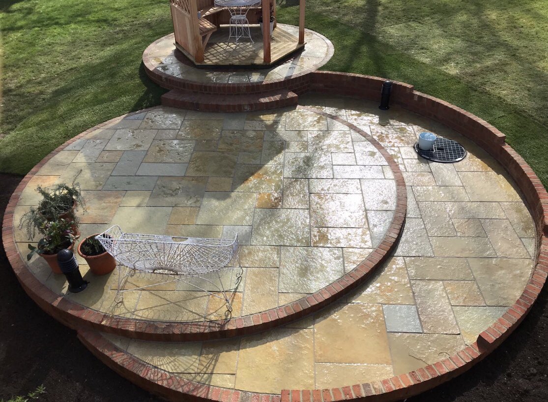 KeystonePaving's tweet image. A look back at a job completed recently.  Really simple but effective design creating a nice point of interest in this garden. @ChandlersBS for the Keswick building brick and @RockUniqueLtd for the limestone #landscaping #limestone #paving #sussex #landscape #keystonepaving