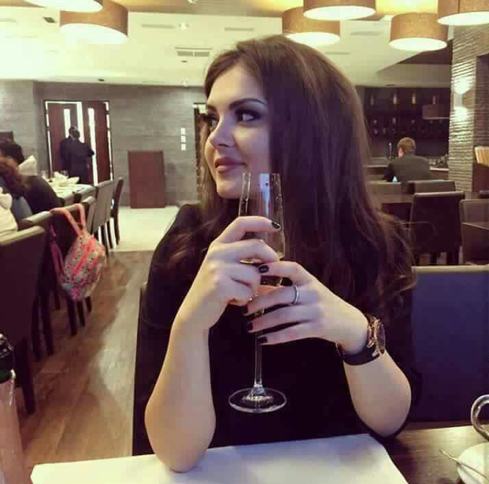 أيتها البعيدة عن عيني
اطمئني يا كل عمري
فمازلتي تقاسميني اوقاتي
تسكني نبضاتي 
تشاركينني لحظاتي
ممتلئه بكي ذكرياتي
وكيف لا اعيشك
وحبك اغلا من حياتي
يا اول من نبض قلبي بحبها
بآهاتي بألامي  بأحزاني
ايها البعيـــدة القريـــبة 
ايها الحاضــــرت الغائــــبه 
اطمئني  فانتي نبض حياتي