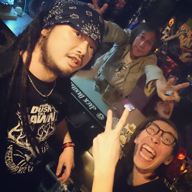 FROM_DUSK_TILL_'s tweet photo. あ。通常営業もう始まっておりますよ~♪金曜日深夜も楽しんでいこー🤘🎵✨ #新宿 #歌舞伎町 #shinjuku #rockbar #ロックバー #rock #ロック #metal #メタル #heavymetal #ヘヴィメタル #bar #DJ #イベント #DJsushi #curry #friday https://t.co/k8uNrLotHu