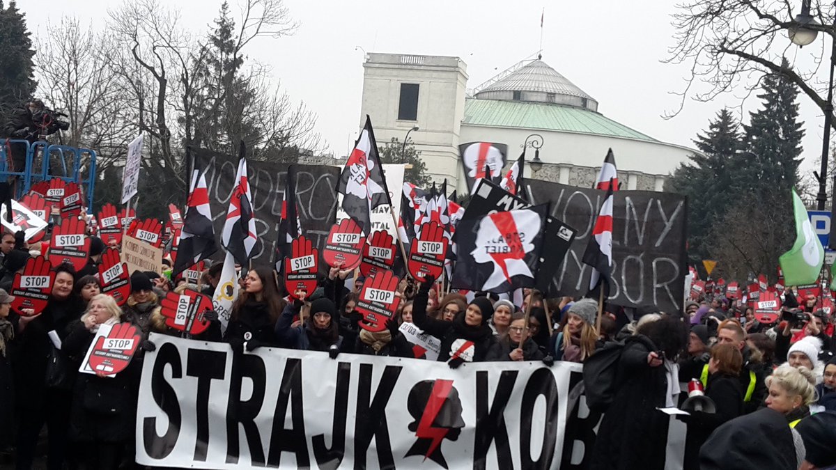 notesfrompoland's tweet photo. Thousands of protesters have begun to gather in cities around Poland for the #CzarnyPiątek #BlackProtest against proposed legislation to restrict what is already one of Europe's strictest abortion laws https://t.co/8YMhnrRFZe