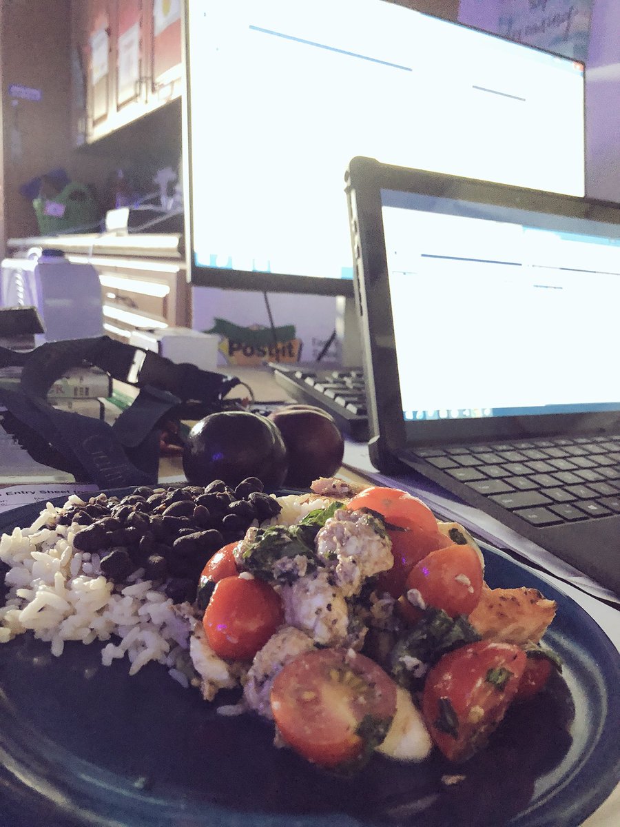 ValeriaTeaches's tweet photo. When u have to #workthroughlunch but your school cafeteria has the most amazing lunch ππΌ! #endofquarter #teacherlife #tgif #gslearning @sagedining #gratitudesnap https://t.co/HmChfAlJXA