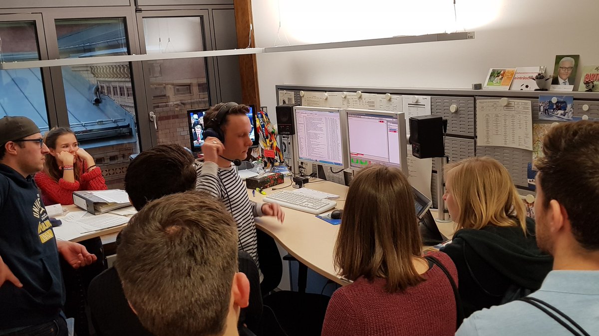 Hoerfunkschule's tweet photo. Spannendes Gespräch unter dreien @ChristophScheld:
Radiovolontäre im ARD-Hauptstadtstudio #Medienexkursion #Radiosiegel https://t.co/ph7NpYt2pA