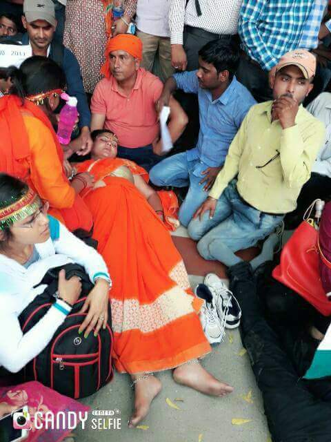 ManikantDubey18's tweet photo. किसानों, नौजवानों के बाद बेटियों की आँखों से निकले आंसू, योगी जी! इन बेटियों के आंसू आपकी सरकार पर बहुत भारी पड़ेंगे.
#BEDTET2011,#YogiAdityanath
 @samajwadiparty
 @drdineshbjp
@Aamitabh2 
@BJP4India @AmitShah @narendramodi @RSSorg @realDonaldTrump 
@manavadhikars https://t.co/JnrtCqkMvn