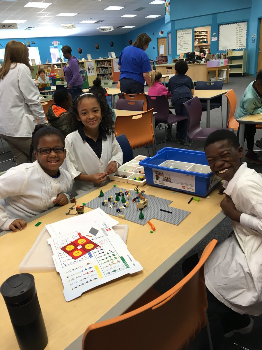 Having a blast <a href="/SuggBundy/">Sugg Bundy 🐾</a> Science Day!  The whole community out to celebrate science education.  Shout our to <a href="/AliSetser1/">Ali Setser</a> and her faculty for all their hard work to make a fun and educational day for all.