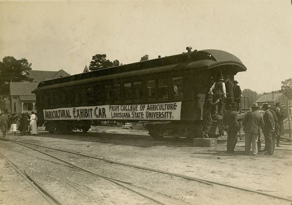 WhatintheHill's tweet photo. As #NationalAgWeek comes to an end, take a closer look at the origins of cooperative extension services at #LSU in our Flickr album featuring images and publications from 1900-1919. https://t.co/pwJmdDCiZR #AgWeek18 #LSUAgWeek https://t.co/chtZPo8QHh