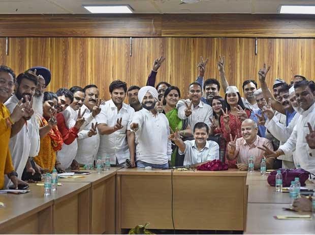 Aaashishkn's tweet photo. सभी विधायक साथियो को माननीय दिल्ली हाई कोर्ट के इस फैसले की बहुत बहुत बधाई। @NitinTyagiAAP @LambaAlka @bajpai_anil @JarnailSinghAAP @AapManojMLA @Sanjeev_aap @Aap_Praveen व अन्य। #AAP #AAPVsEC #AAPMLAs https://t.co/eCjYcQzV10