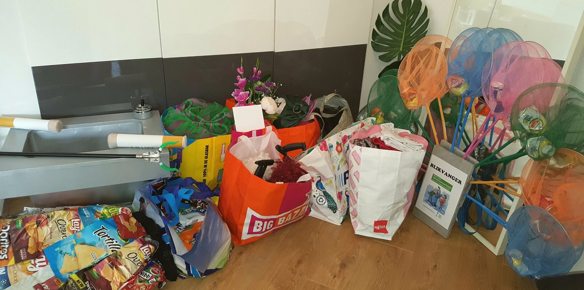 DeesenGene's tweet photo. Zo, alles staat klaar voor de 8 acteurs die morgen aan de slag gaan in het centrum van Almere en de 2 actrices die in het centrum van Harderwijk zullen spelen. Zin in! #LandelijkeOpschoondag en #HalloZomertijd https://t.co/lFaGniSBLH