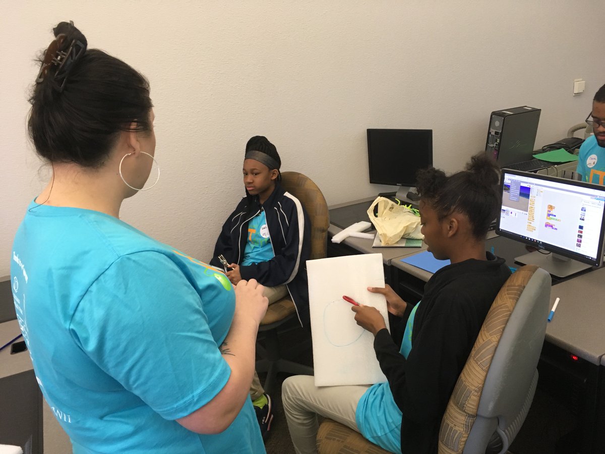 #ITGirls continues! Our AmeriCorps VISTA, Summer, talks to students from Park Forest about what they plan to build with Hummingbird robotics. @FoundationEBR