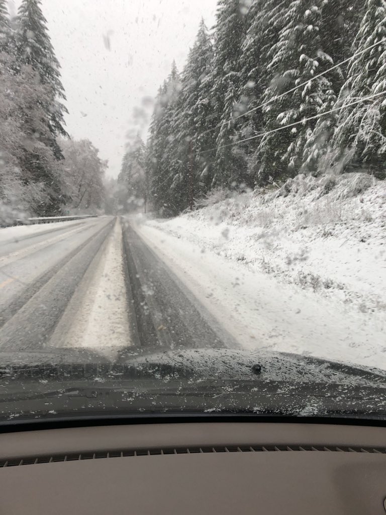 Spring time my ass. 😭🤦‍♀️😒#snowinmarch #onlyinoregon