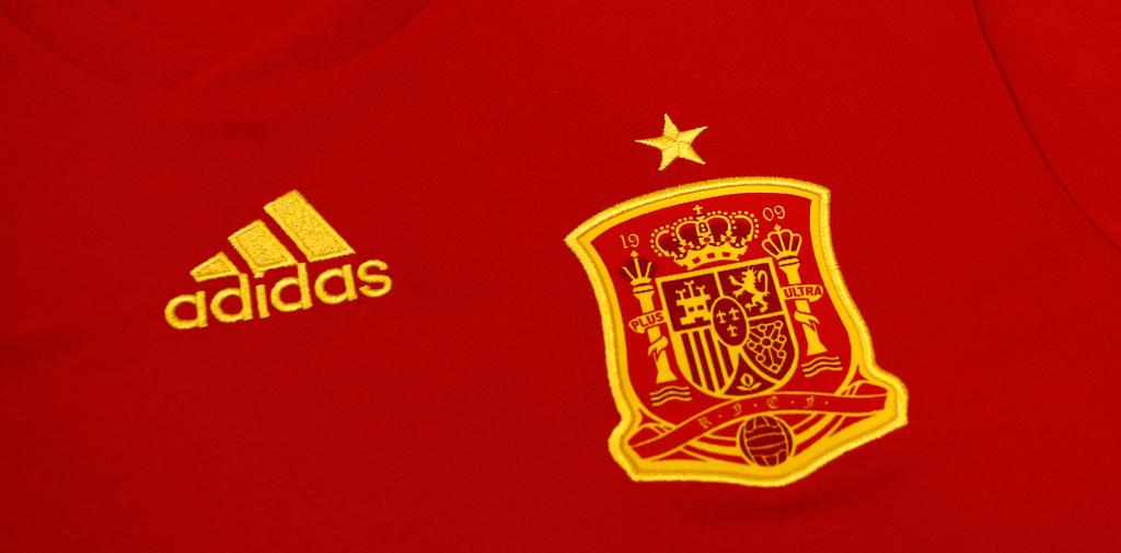 marca's tweet photo. ¿Quieres ganar un pack oficial de la selección (camiseta+bufanda+Carnet de Fan)? ¡Hay 5 en juego!

✅ Síguenos
✅ Haz tu porra del España-Argentina del 27 de marzo con resultado y goleadores
✅ Compártelo con el hashtag #SientoLosColoresConLG 

Más info: https://t.co/TM10Uu6dLS https://t.co/coZ8TPSAOX