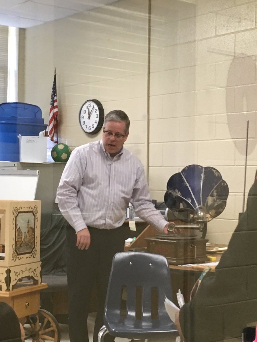 Sam Harris <a href="/SuggBundy/">Sugg Bundy 🐾</a> Science Day explains to kids the origin of the phrase “put a sock in it”.  Putting a sock in a gramophone helped control the volume on these old timey music makers!