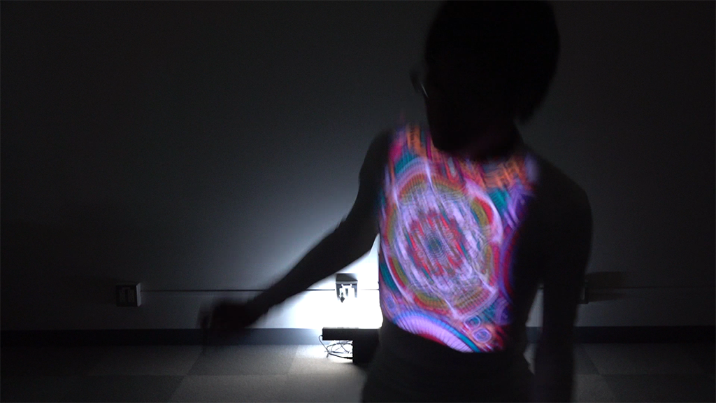 LBaleydier's tweet photo. Superbe ! Projection d'un costume animé sur un danseur https://t.co/fEiBBx2qvC https://t.co/jqd7h8yaIv