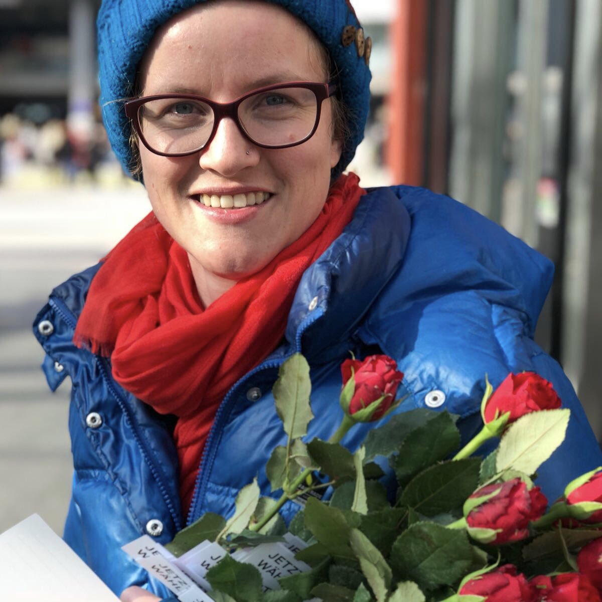 Jetzt wählen gehen! Schlussaktion vor den Wahlen: Rosen verteilen beim Bahnhof Bern! 🌹
#wahlbe18 #be2018 #rosen #grossratswahlen