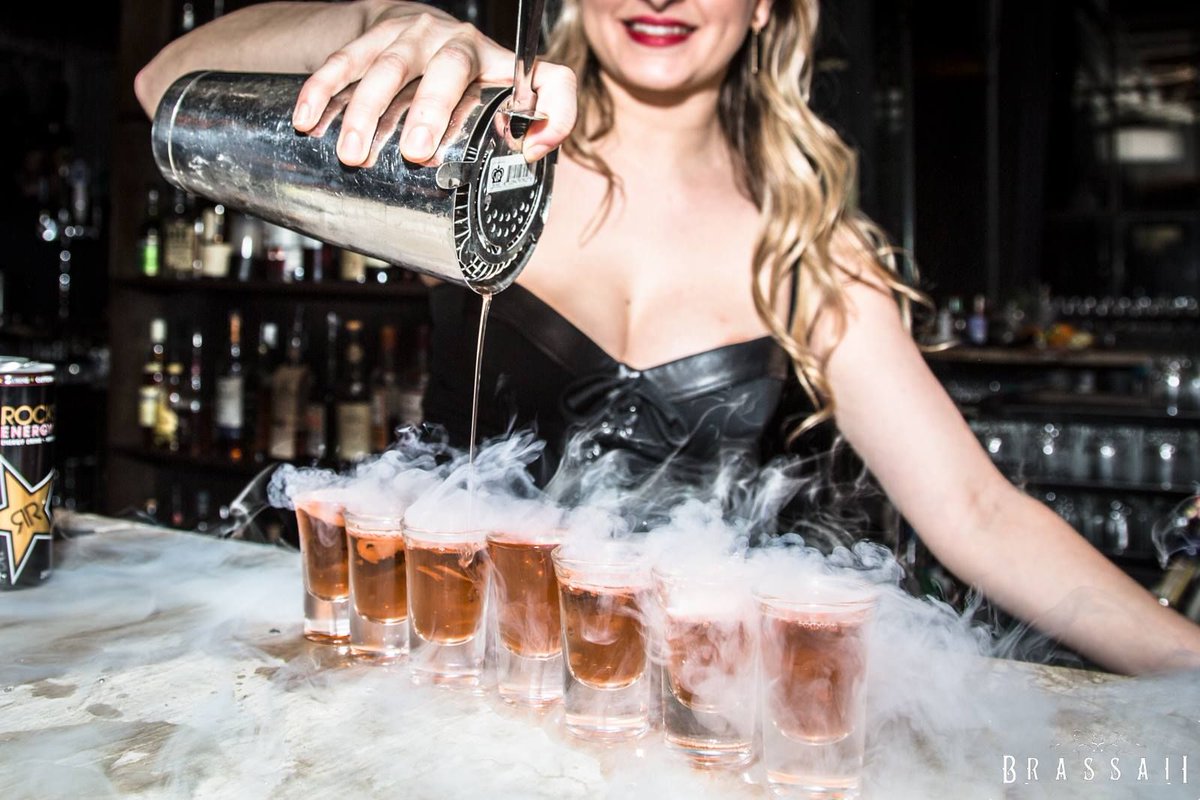 Finally it's the weekend! Celebrate with our amazing team and get in touch with some #friyay ! $5 glasses of prosecco from 5:30-7:30!

#drinks #weekend #kingwest #toronto #thesix #party