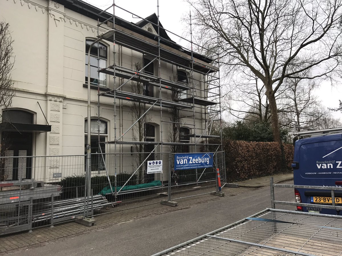 Vandaag steigerwerk geplaatst voor restauratiewerk te Lochem ..