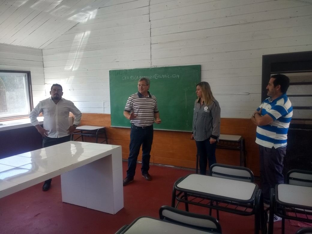 Region3E's tweet photo. 23.03.2018
@Region3E 
Visitando el Centro de Educación Agraria N° 15 de Virrey del Pino..
#FernandoLOTOConsejeroEscolar
#LorenaRAMOSConsejeraEscolar
#RecorriendoLasEscuelas
#EducacionPublica📘📐✏️✂️ https://t.co/6rRQ7HcwKu