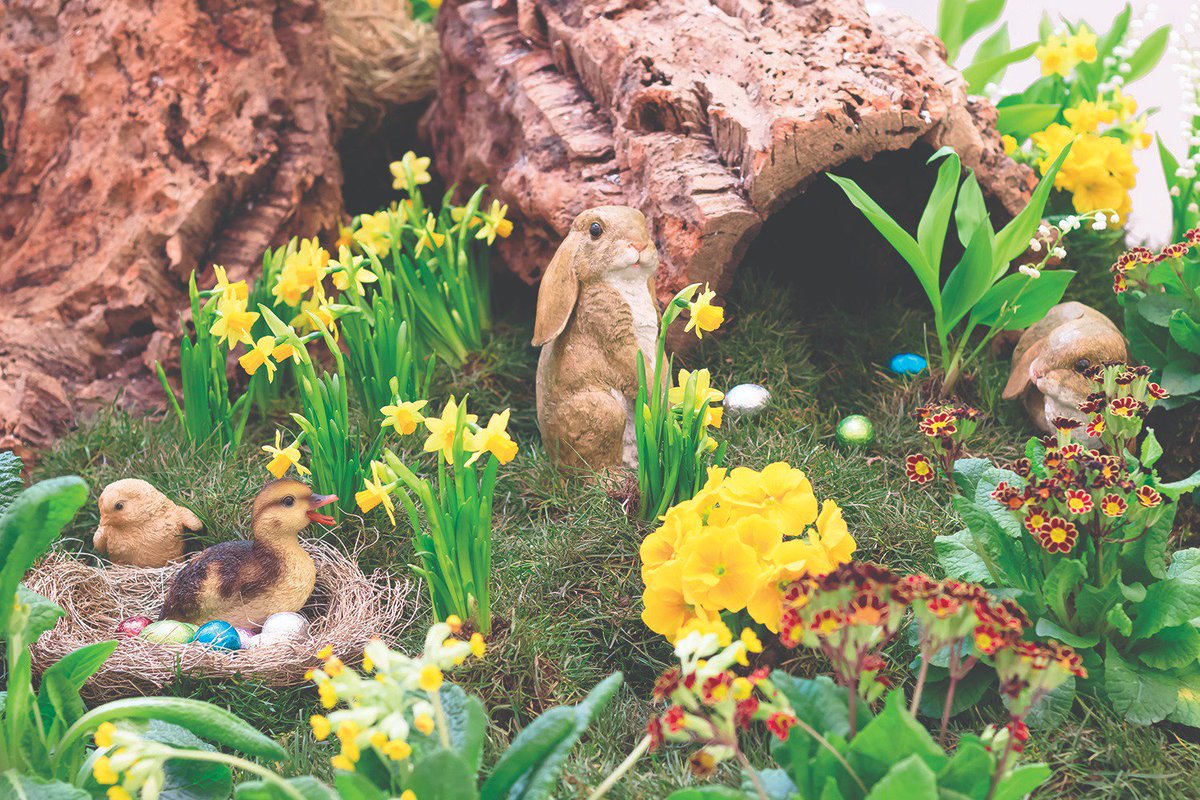 Easter nostalgia… Imagined by <a href="/Carlyandflowers/">Carly Rogers Flowers</a> 🌷
#fresh #floral #easterbunny #easterchick #Easter #scene #EastBar #Pods #sketchLondon #EATMUSICDRINKART