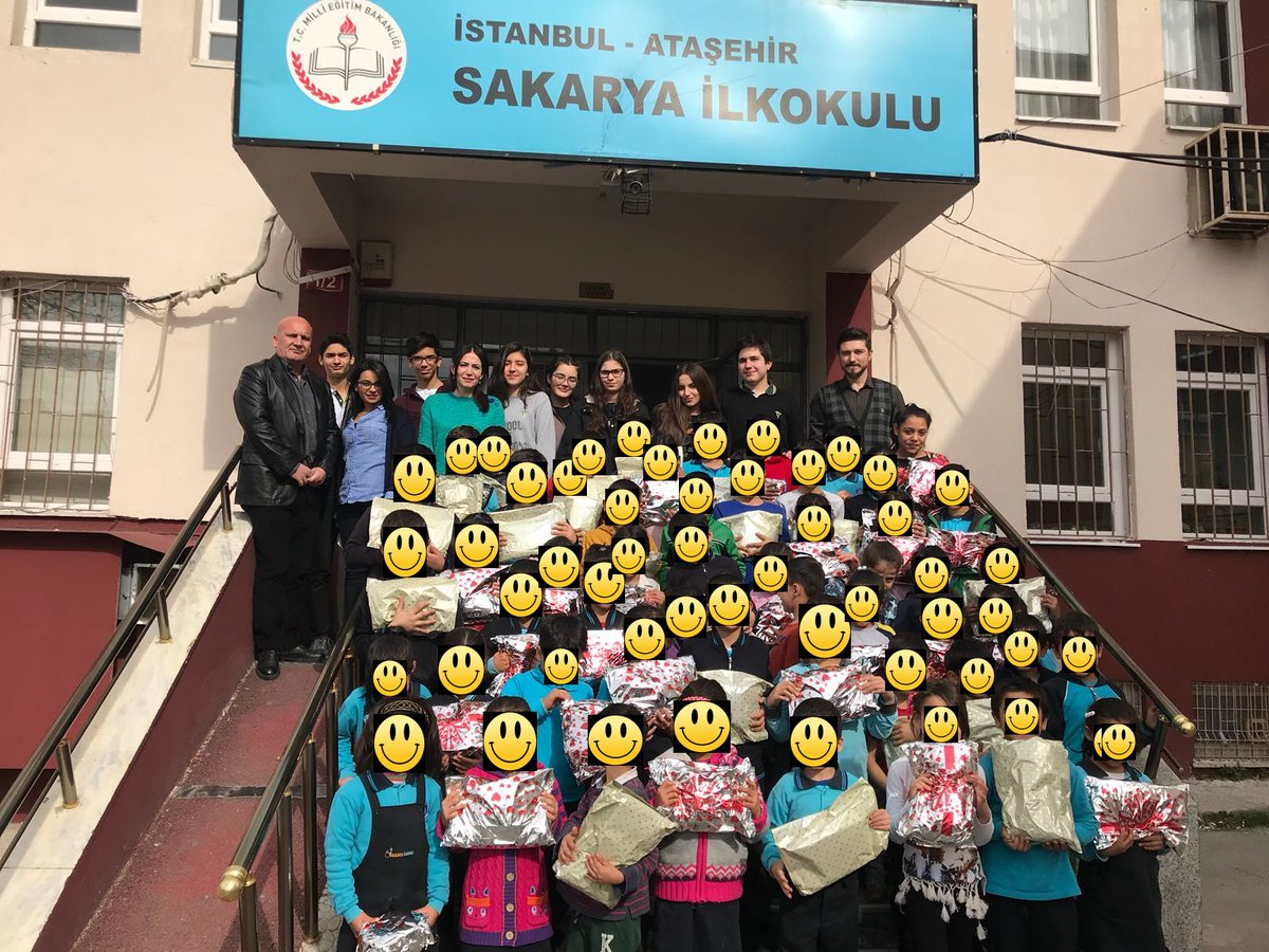 Geçen Dönem Gerçekleştirdiğimiz ''Bu Kış Beni Sen Giydir'' Projesi ile birçok küçük arkadaşımız atlattığımız soğuk hava şartlarını sıcacık geçirdiği için birkez daha gerçekleştirme gereği duyduğumuz projeyi bu sefer ''Sakarya İlkokulunda'' gerçekleştirdik. <a href="/BetulErok/">Betül EROK</a>