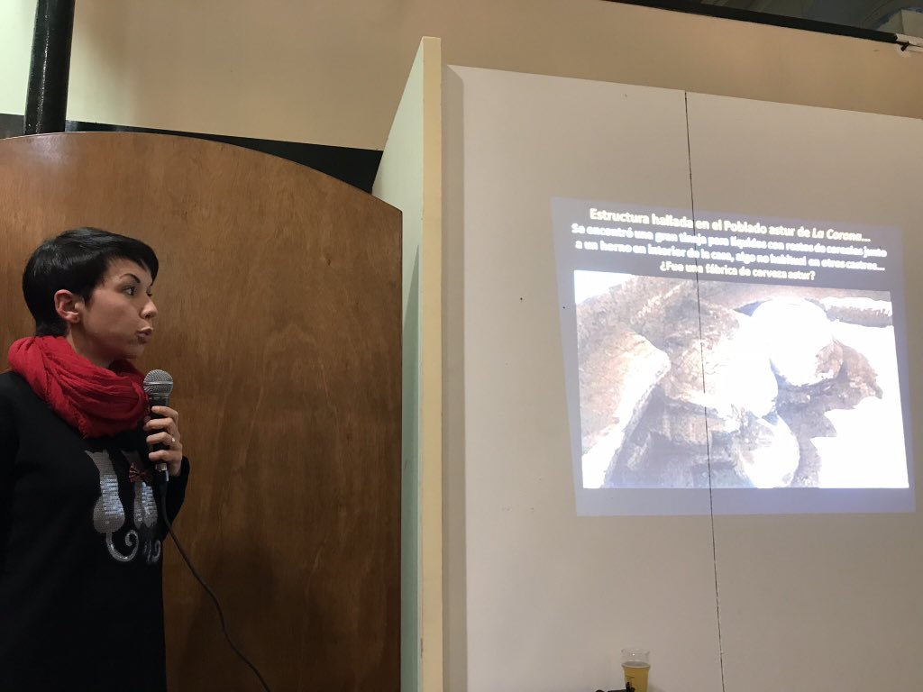Claudia Prieto comienza su charla sobre la historia de la cerveza en Asturias 🍻