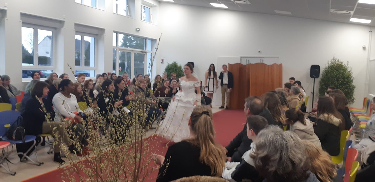 LMThomasPesquet's tweet photo. Les élèves de la Mode et de l'Habillement défilent aux Portes Ouvertes des lycées #LesSapins et #LaRoquelle.
Venez les voir demain à 11h00!!! https://t.co/9bL2lmMXr6