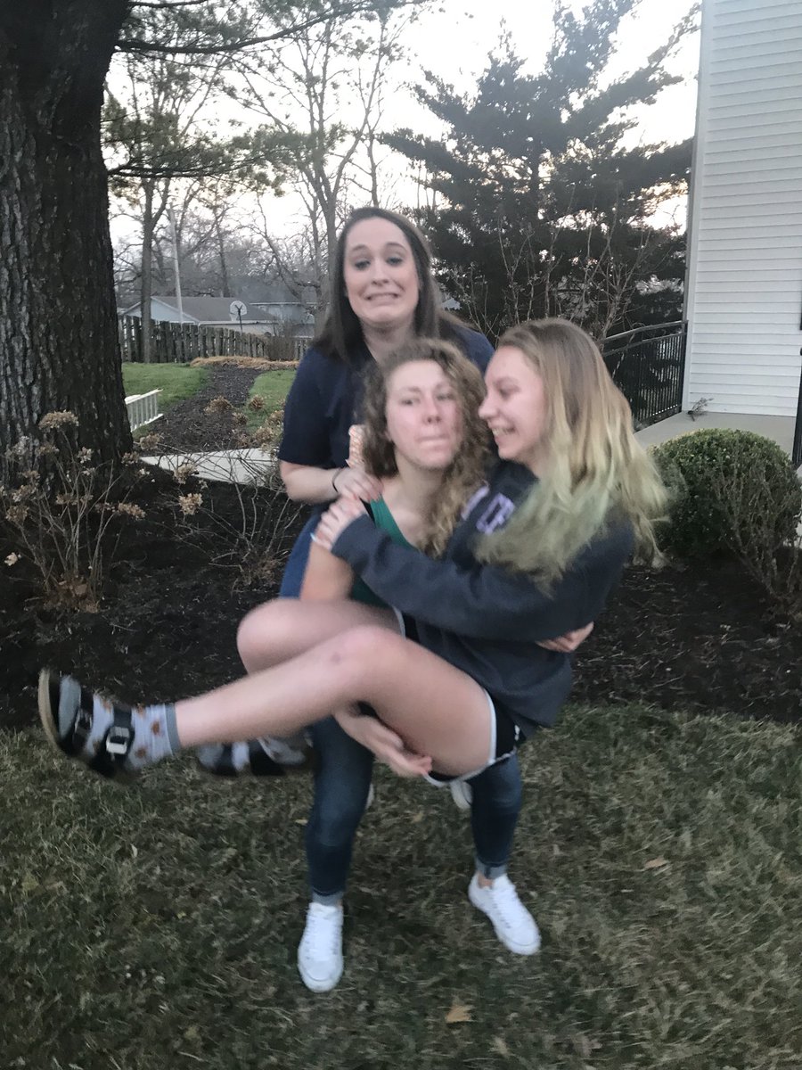 emmasov98's tweet photo. chelley dropped me but i still love her #greekfamfriday #bugwpc18 #AlphaDeltaZeta18 https://t.co/sR5ImI7al4