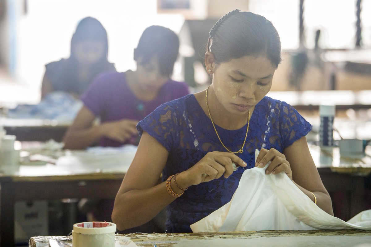 IDRC_CRDI's tweet photo. Nous sommes à Singapour afin d’échanger de multiples données probantes sur les répercussions socioéconomiques de la #chainesdevaleur en Asie du Sud-Est: @JJNglobal @NUSingapore @UBC @TFOCan @univ_indonesia @MekongInstitute @TuftsUniversity #CABCForum2018 https://t.co/di31awfRLZ https://t.co/7VpVs3apl6
