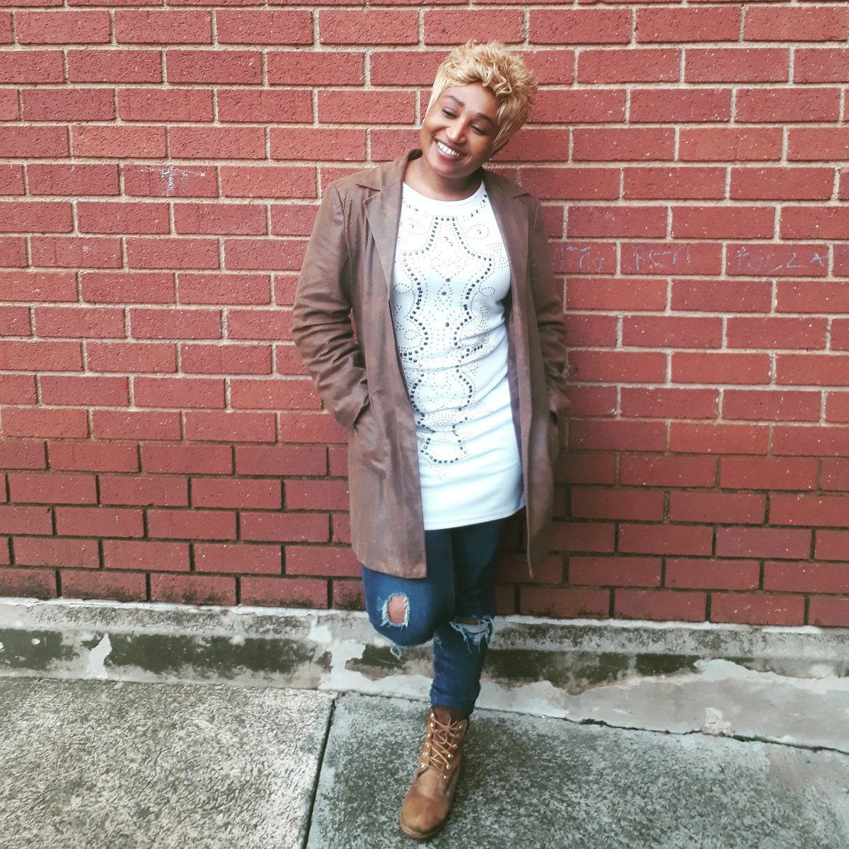 NonnBotha's tweet photo. Decided to go Blond #39loading https://t.co/sRNvtdbV1k