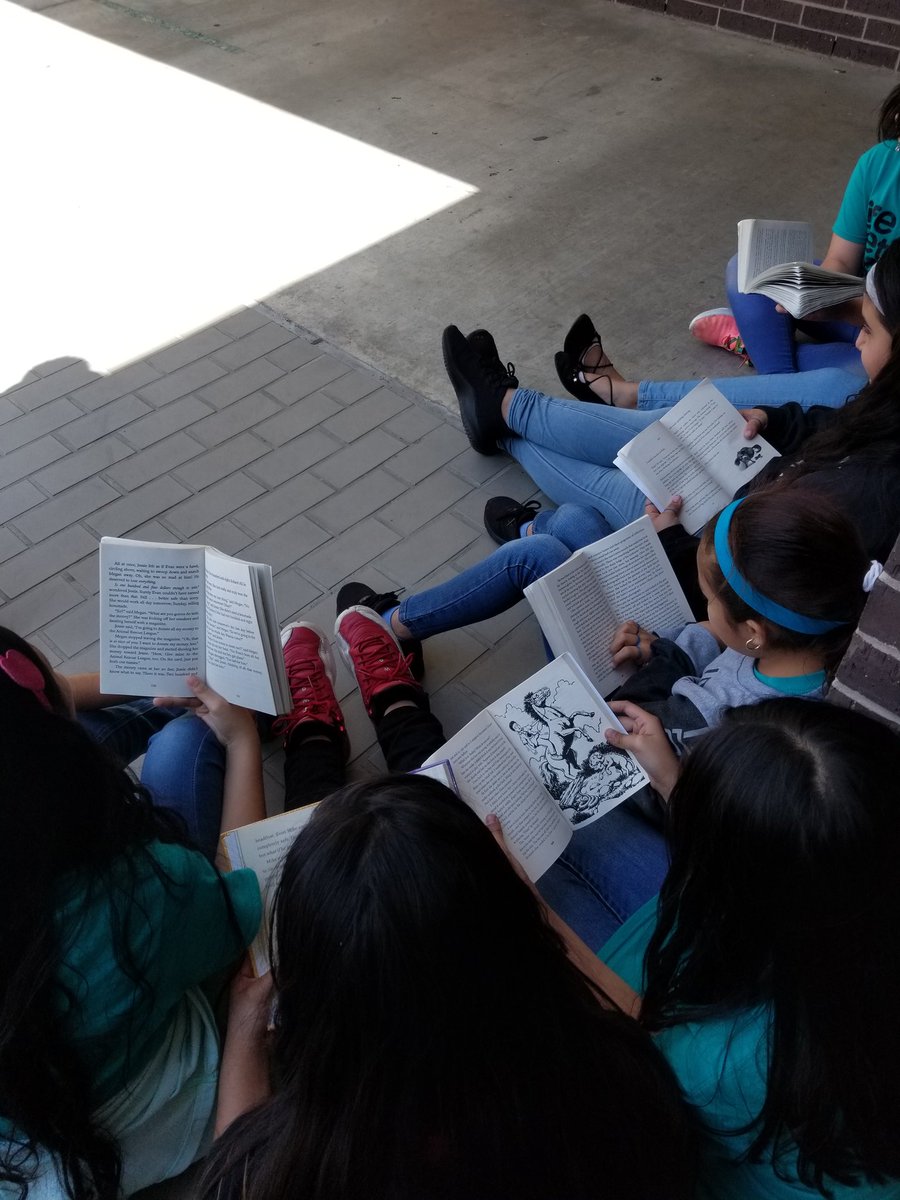 MsLeysClass's tweet photo. Perks of an outdoor school. #READcess #IndependentReading #Spring https://t.co/npICHItntt