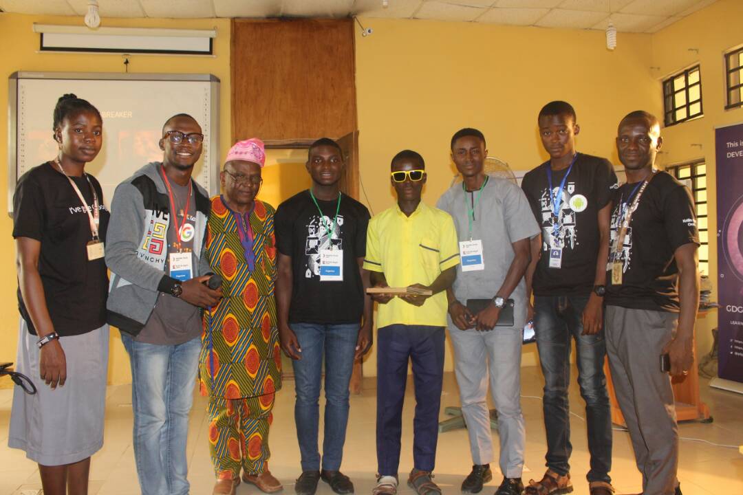 meetslick's tweet photo. And we got this amazing kid here ... gracing the event with passion to learn... trust me ...he was rewarded and celebrated #KidDriveToCode ☺ ... he also got an instant mentorship from the team

@danfranc @aniediudo @Olaiw0la @gdg https://t.co/wL4Lxi4I9M
