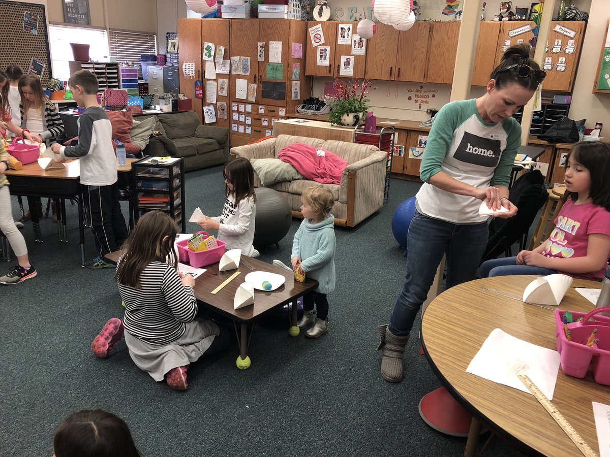 Tweets_from_4th's tweet photo. Making artistic spheres with the help of two awesome parents. #ndmoa @kcebula #learningatkelly https://t.co/dXx9LhjuJq