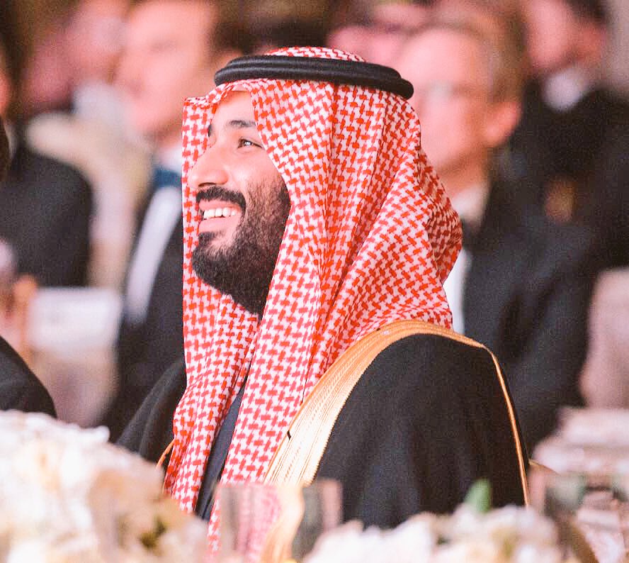 فإني وإن كنتُ الأخيرَ زمانَهُ

 لآتٍ بما لم تستطعهُ الأوائلُ