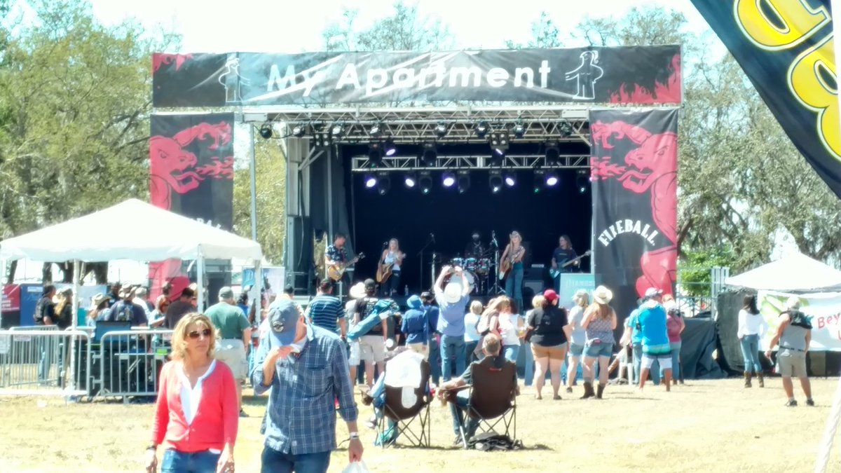 1Fan_Runaway's tweet photo. Kicking it up in the RC Club listening to @DiamondDixieLLC plucking some notes! #RunawayCountry2018 https://t.co/OxdrvPkMAb