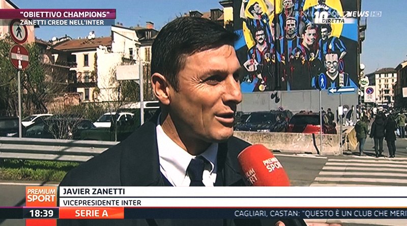 tribundergi's tweet photo. #Inter Başkan Vekili Javier #Zanetti, Milano'da yapılan yeni Inter #mural'ı önünde. #intermural #milano #intermilano https://t.co/xcO0v0P432