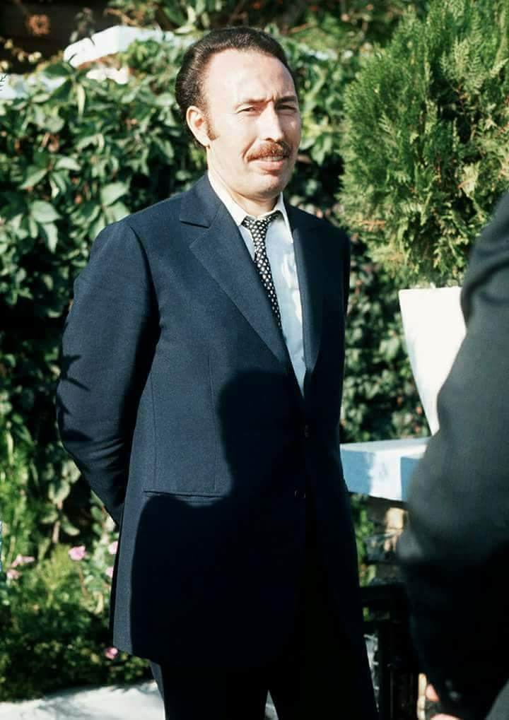 حكم الجزائر 13 سنة وأمه لا تعلم أن ابنها هو رئيس دولة تخيلوا
لم يترك ولا احد من عائلته يتقمص منصب في المسؤولية تخيلوا قال له اخوه لن أتجند في الخدمة الوطنية فبعثه إلى أقصى جنوب تمنراست لكي يؤدي الخدمة الوطنية قال له مثلك مثل أبناء الشعب
تخيلوا رئيس دولة كان يملك2500دج في حسابه!