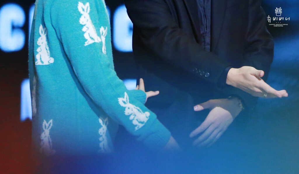 sunlop's tweet photo. มือติ๊ดเดียวเกาะอยู่ตรงเอวพิจ๋า https://t.co/9BJE87uQZ7