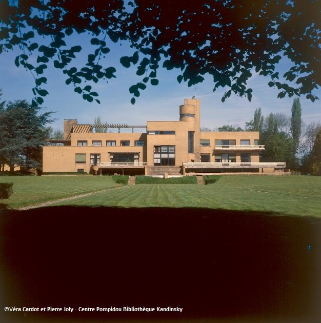 Né le 24 mars 1886, Robert Mallet-Stevens est l’un des principaux architectes français du XXe siècle. Concepteur de la Villa Noailles à Hyères, il réalise également la <a href="/VillaCavrois/">Villa Cavrois</a>, gérée aujourd’hui par <a href="/leCMN/">le CMN</a> après d’importants travaux de restauration. #CeJourLà