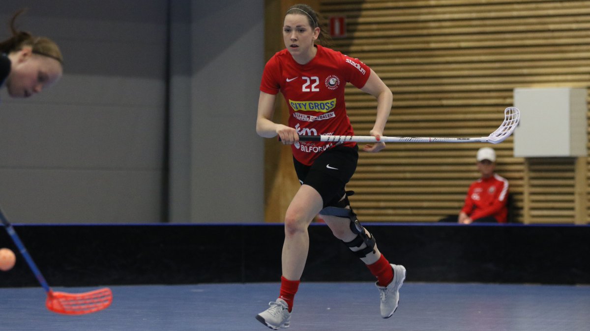 StorvretaIBK's tweet photo. @storvretadam @Larssonrebecka inför söndagens kvalmatch “Stort publikstöd skulle betyda otroligt mycket” #viärvreta #d1 #innebandy https://t.co/lHeM4ZS9kx https://t.co/dDXuqqPAId