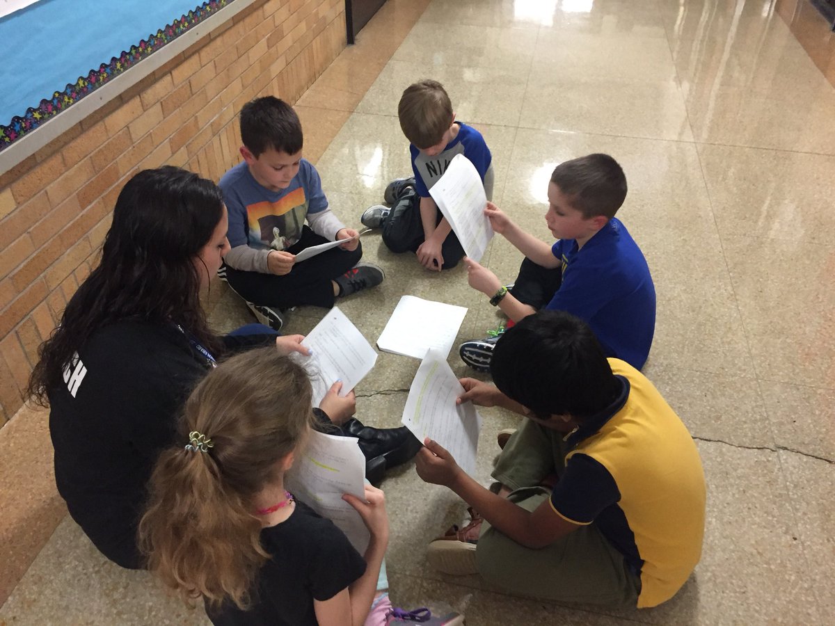 JillianFormosa's tweet photo. First graders practicing fluency and reading with expression! #readerstheatre #readersworkahop https://t.co/RBxlnArskb