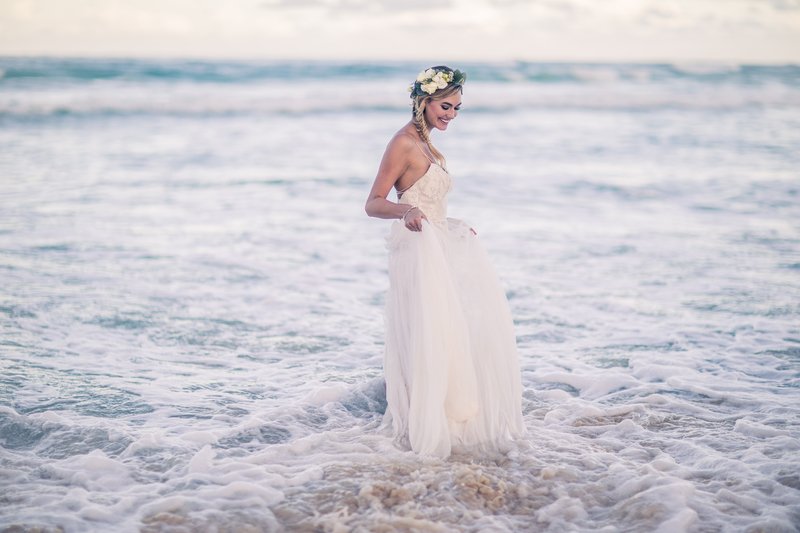 funjetweddings's tweet photo. Nothing sparkles quite like a woman in love at Hard Rock Hotel Vallarta. #HardRockHotels #FridayFeeling https://t.co/NLVdDcrupF
