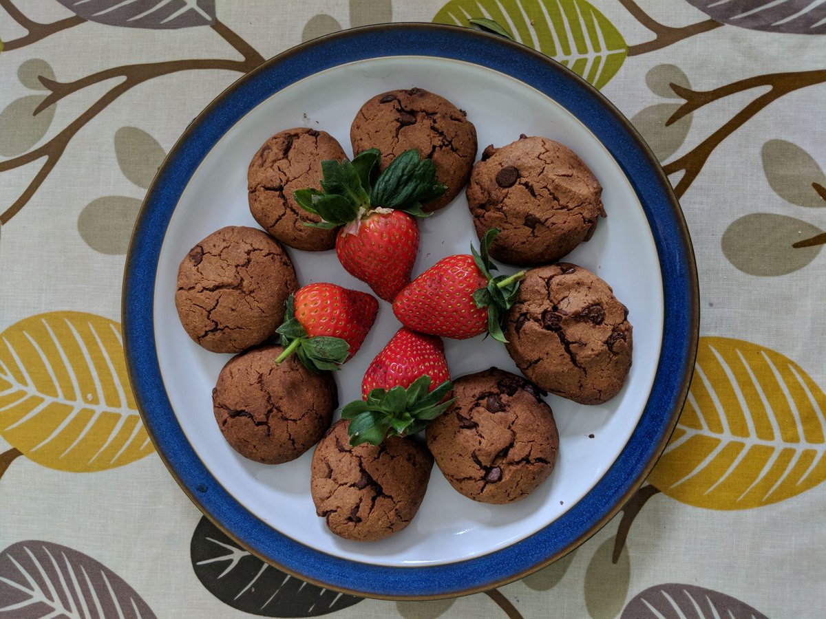 These #glutenfree #lowsugar chocolate chip cookies are the BEST I've made since trying to reduce Wee Fingers sugar. Honestly, try them, they are sooooo good. We swapped rice syrup for maple &amp; peanut butter for cashew as that's what we had at home. bit.ly/2p6zxnQ