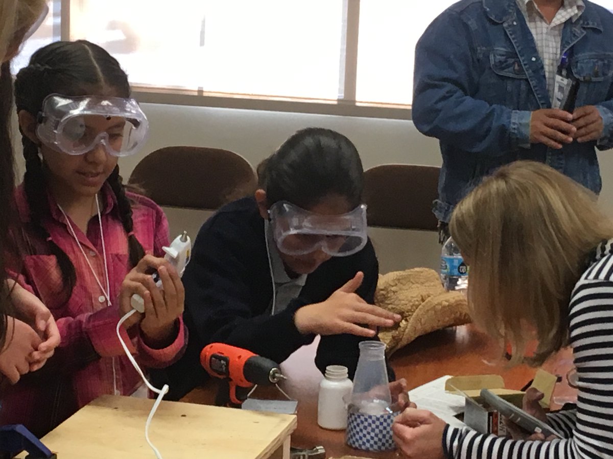 RHDANAES's tweet photo. More cool #STEM learning for @RHSmarties @brownrhdana@CastsClass @MrsGeorgia111 Students! #greenscreen #handsonlearning #capoinnovation https://t.co/JzINs0aLL3