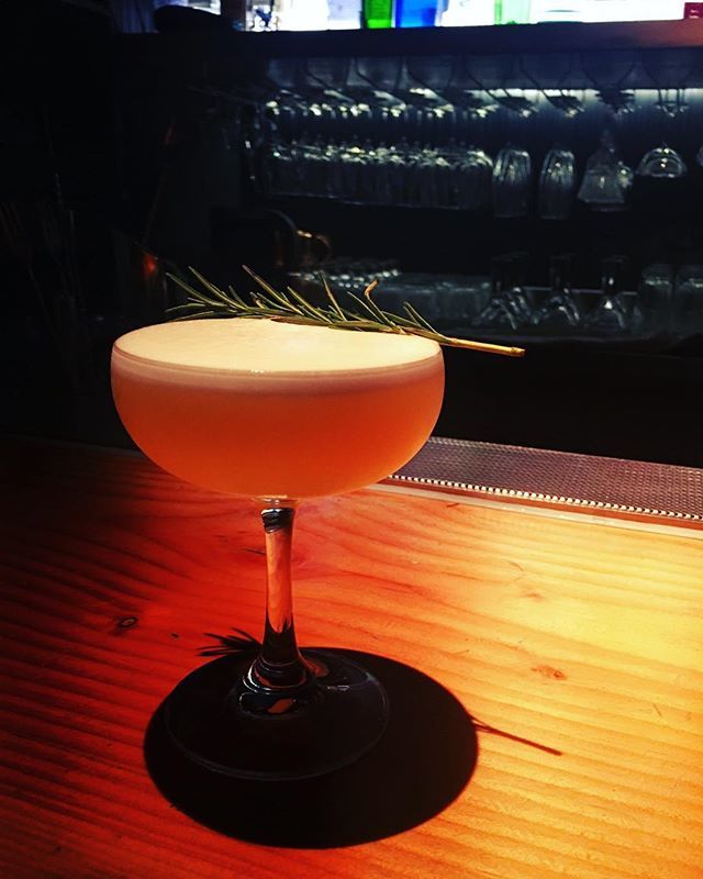 adelinabarphe's tweet photo. Weekend is about to begin... #fridaymood #weekendfun #cocktails #finedrinks #cocktailhour #amsterdam #entrepreneurlife #mixologyart #branding #branddesign #marketresearch #hospitalityworld #hospitality #innovation #localtreasures #mocinnointl #inventhosp… https://t.co/wDbjBvpl0a https://t.co/0iyLCRPMzE