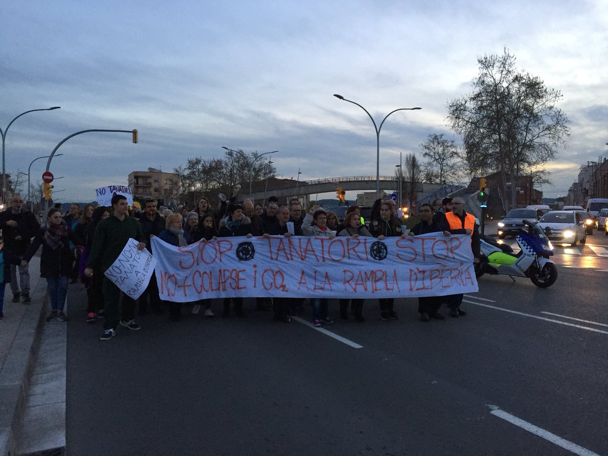 RadioSabadell's tweet photo. La marxa talla el sentit d’entrada a Sabadell per la Rambla Ibèria. Unes 120 persones secunden la marxa al crit de ‘no el tanatori de Rambla Ibèria. https://t.co/Ya1R6tHSfV