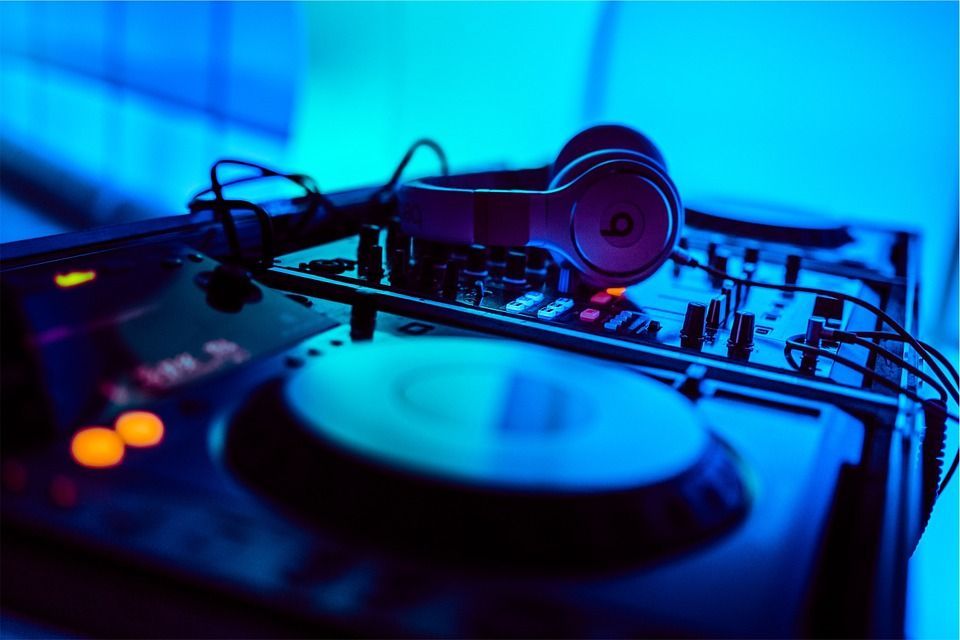 Join us for live DJs on the 10th floor @Montcalm_RLH tonight #FridayFeeling #Friday