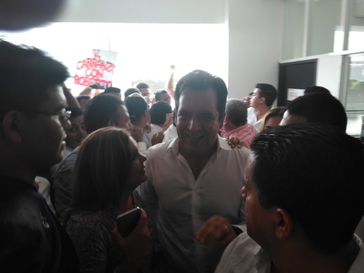 ChiapasPRI's tweet photo. El candidato a Gobernador de Chiapas @ralbores, arribando a las instalaciones del @IEPCChiapas, donde se registrará para  contender en las elecciones del primero de julio de este año. Viene acompañado del dirigente estatal del PRI  en Chiapas, @JulianNazar_PRI @ChiapasPRI https://t.co/mK0sSXE4s5